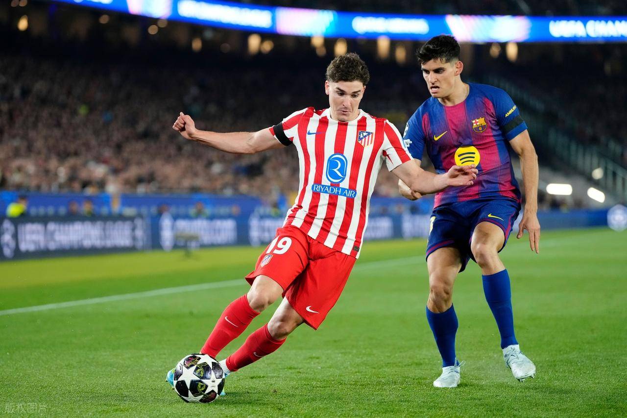 曼城的痛:阿尔瓦雷斯飙无敌任意球世界波,轰开巴萨大门,现场视角,太丝滑了